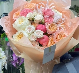 Букет из пионов Коралл Шарм, роз Вики гарденс, Джульетта, нерине и диантусов Букет из пионов Коралл Шарм, роз Вики гарденс, Джульетта, нерине и диантусов